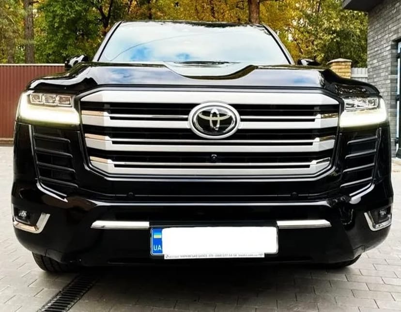 055 Авто на весілля Toyota Land Cruiser 300 з водієм