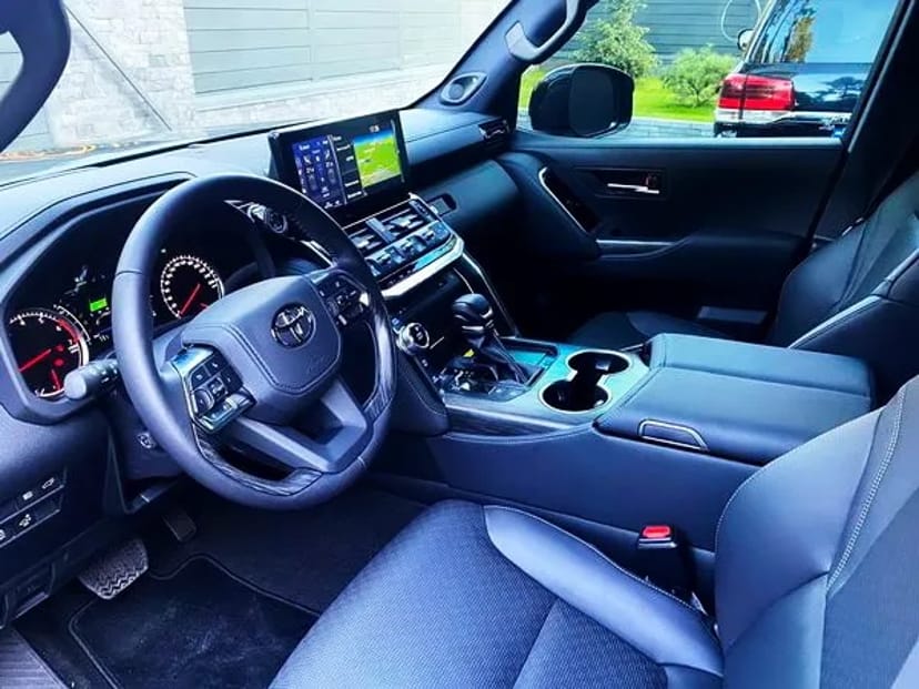 055 Авто на весілля Toyota Land Cruiser 300 з водієм