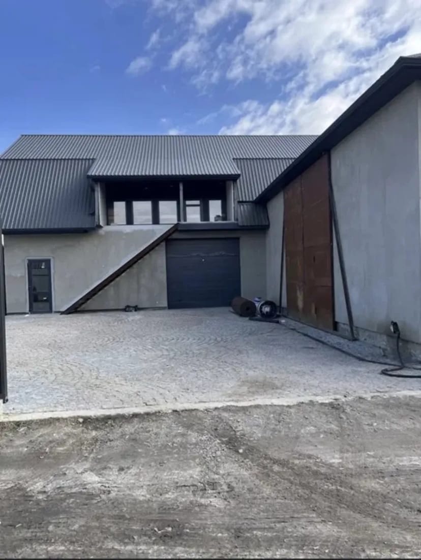 Нове бетонне складське приміщення