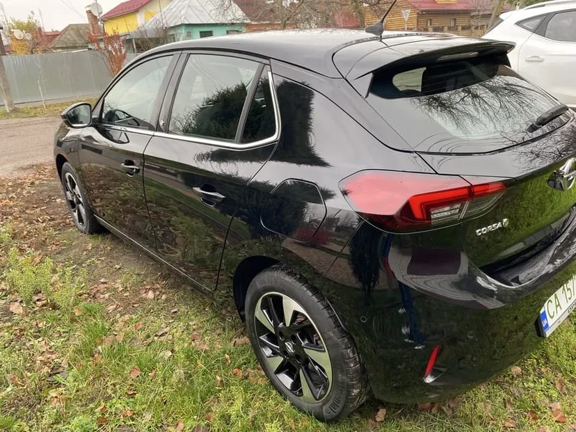 Автомобіль Opel Corsa E 2020 року. Електро, реальний запас ходу 280-300 (в залежності від манери їзди).