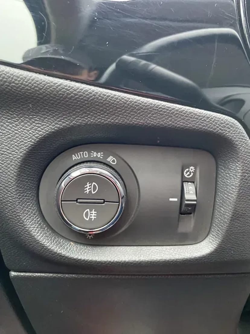 Автомобіль Opel Corsa E 2020 року. Електро, реальний запас ходу 280-300 (в залежності від манери їзди).