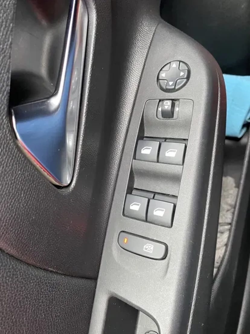 Автомобіль Opel Corsa E 2020 року. Електро, реальний запас ходу 280-300 (в залежності від манери їзди).