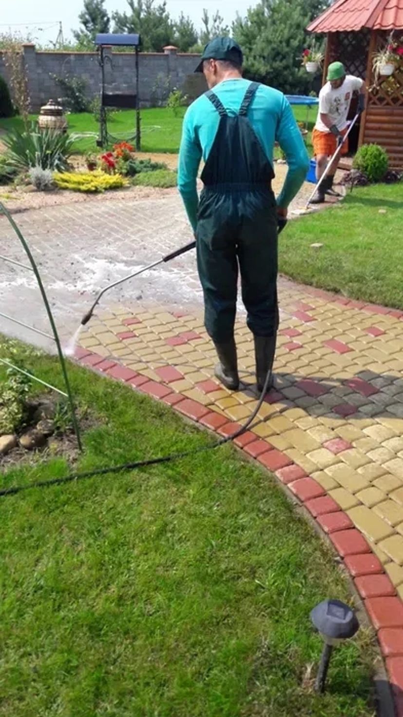 Миття та очистка бруківки, парканів, фасадів, дахів