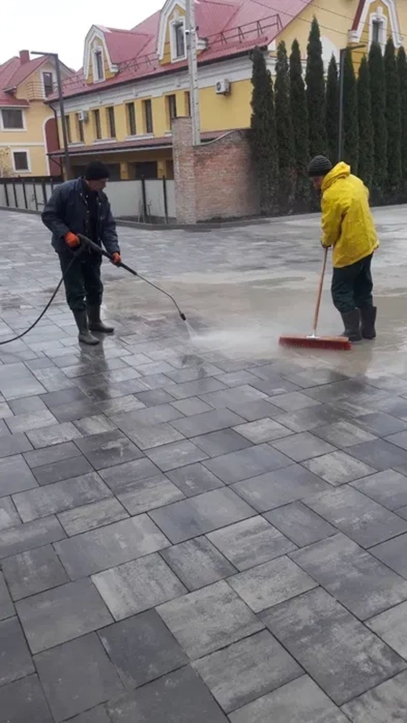Миття та очистка бруківки, парканів, фасадів, дахів