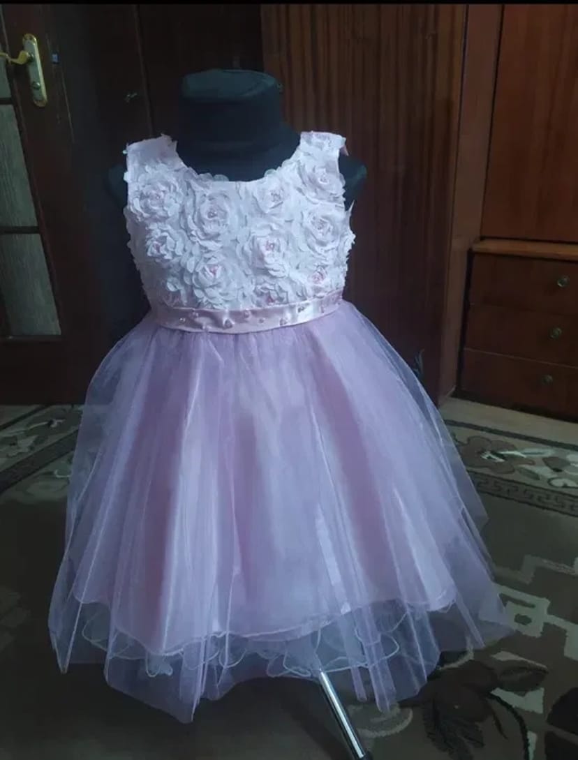 Сукні та костюми для різних свят.