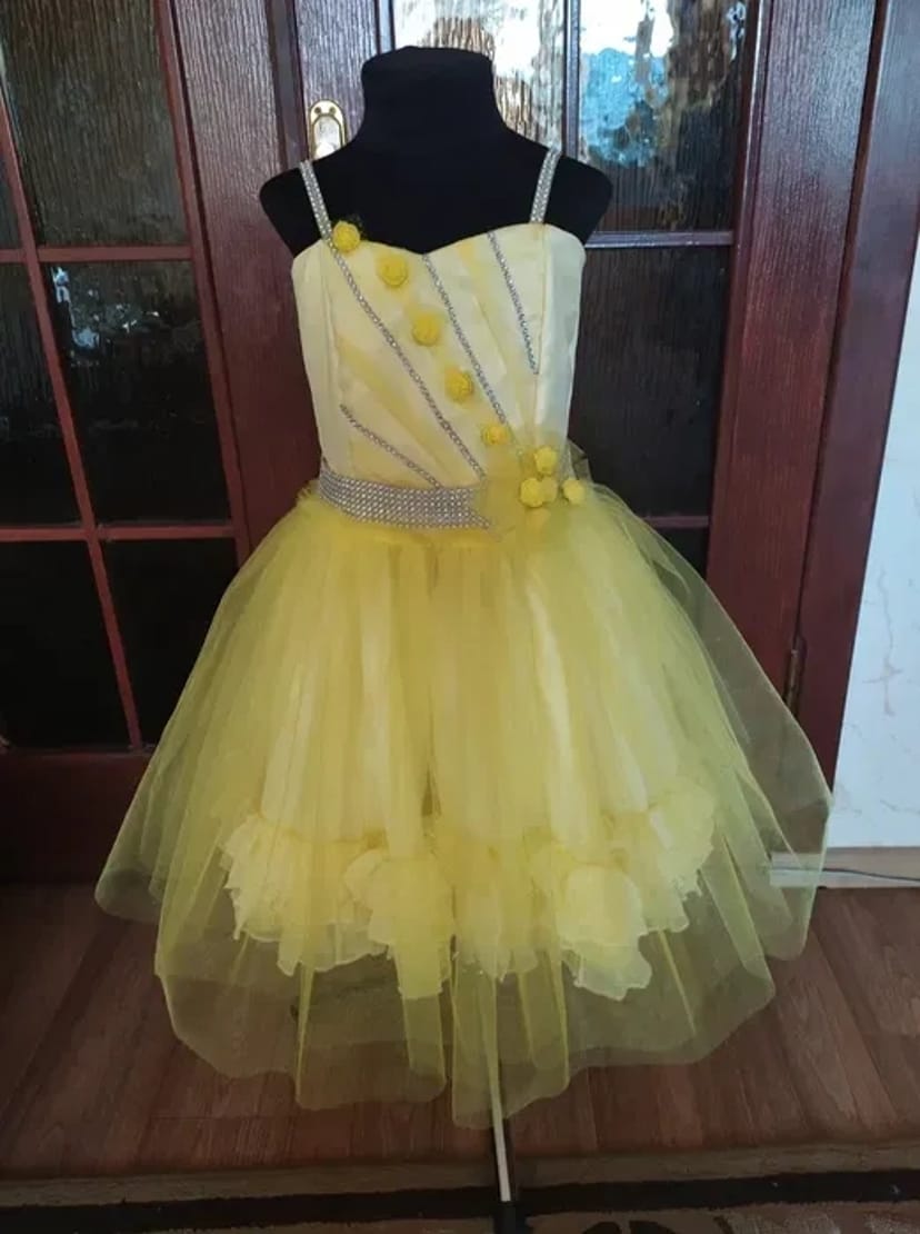 Сукні та костюми для різних свят.