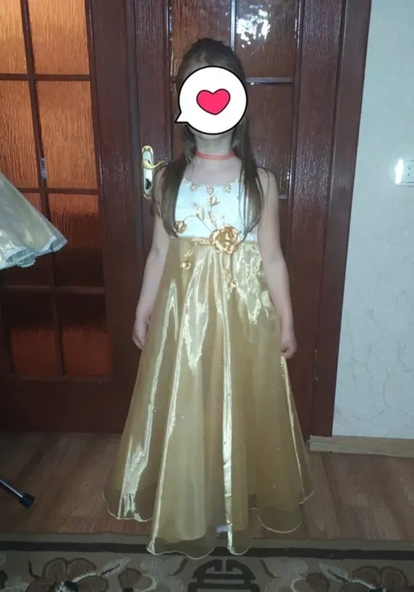 Сукні та костюми для різних свят.
