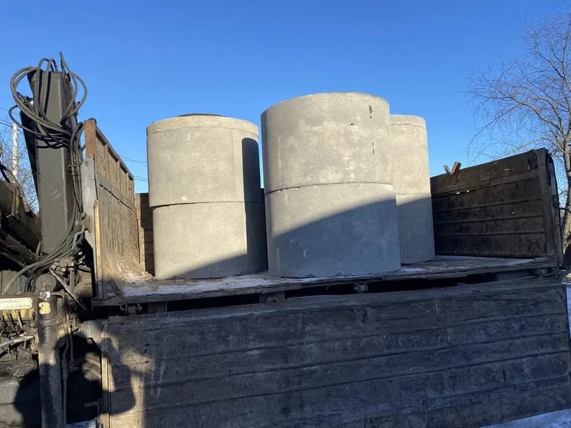 Доставка: пісок, щебінь, відсів, бут, вивіз буд сміття. Дрова рубані.