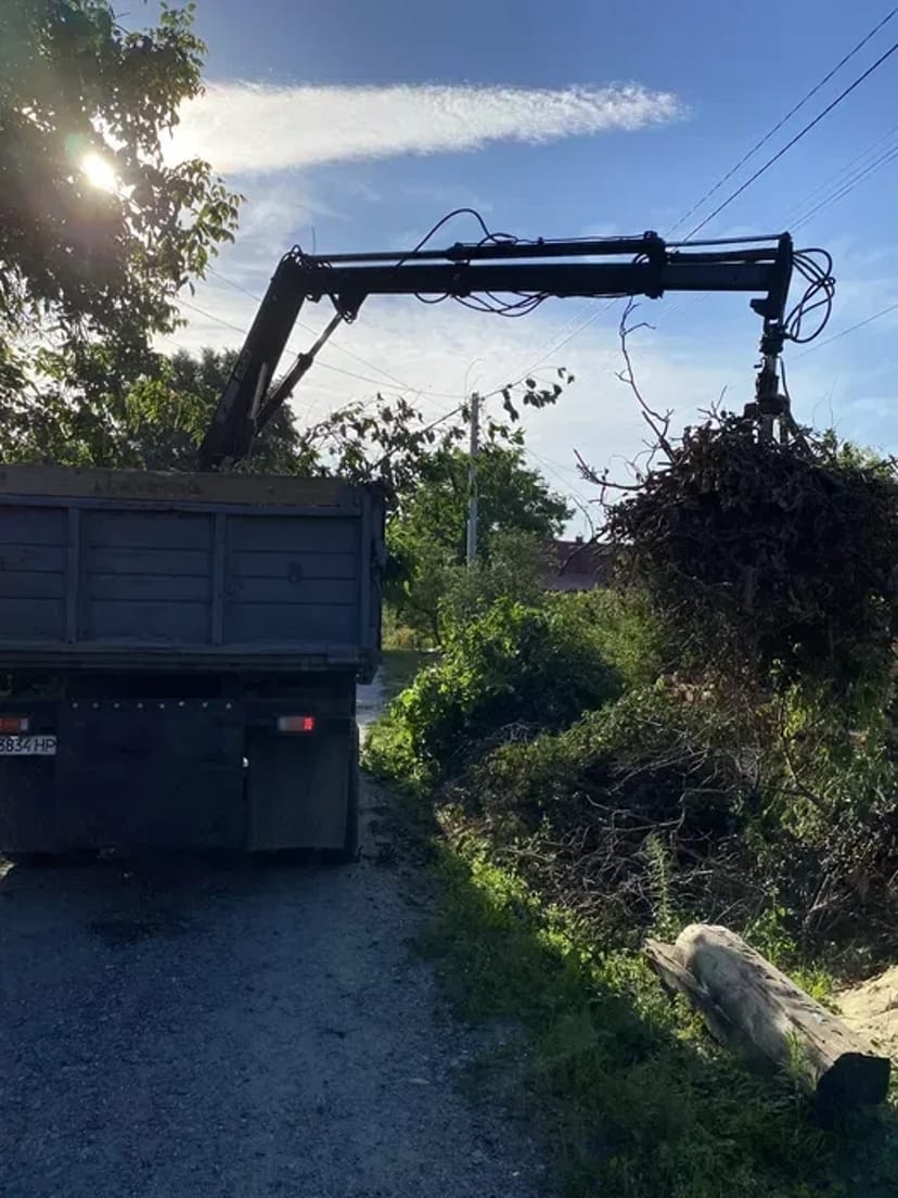Доставка: пісок, щебінь, відсів, бут, вивіз буд сміття. Дрова рубані.