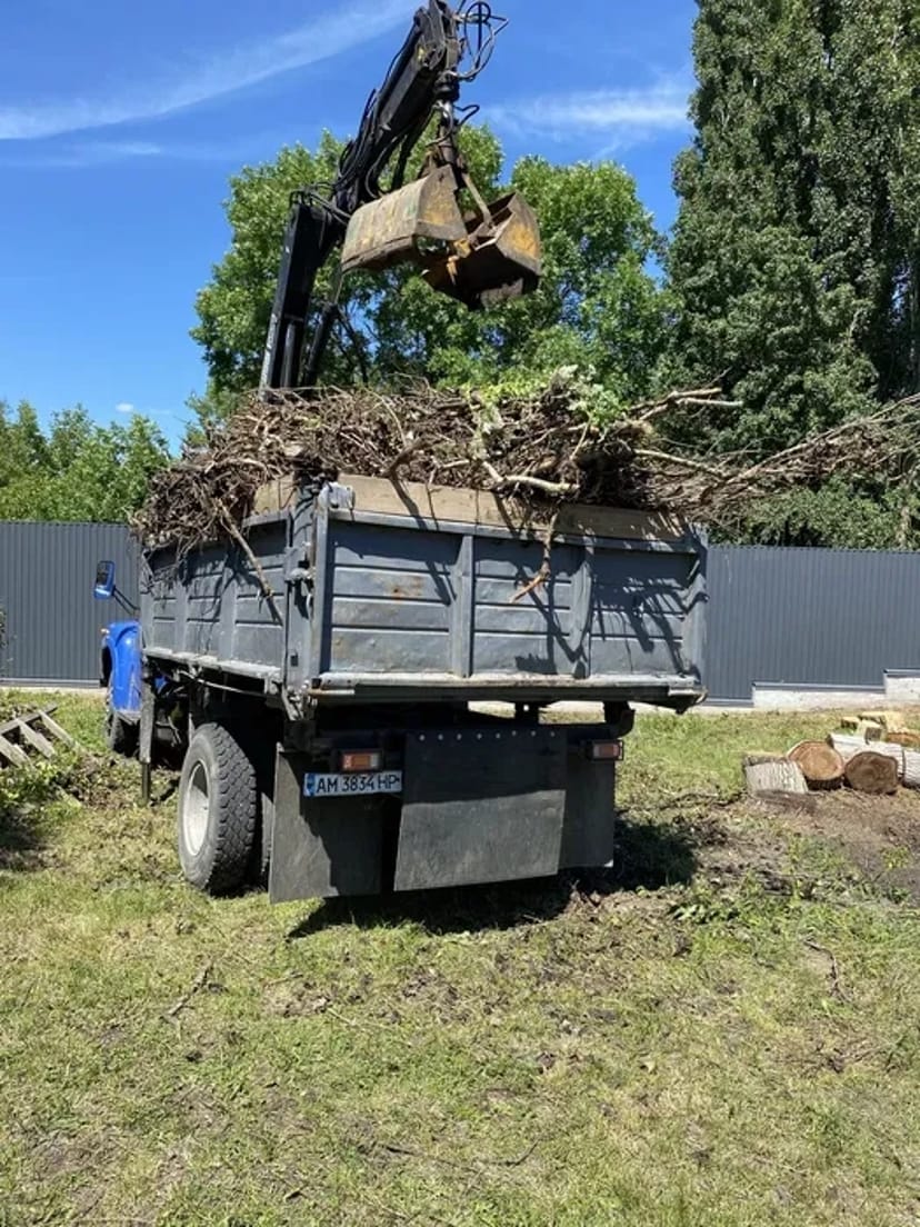 Доставка: пісок, щебінь, відсів, бут, вивіз буд сміття. Дрова рубані.