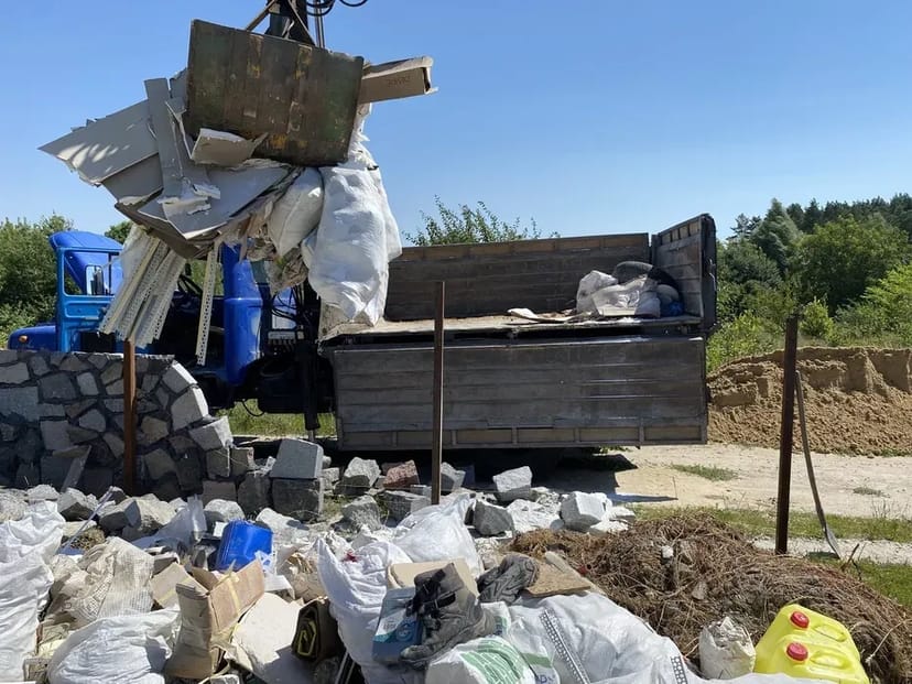 Доставка: пісок, щебінь, відсів, бут, вивіз буд сміття. Дрова рубані.