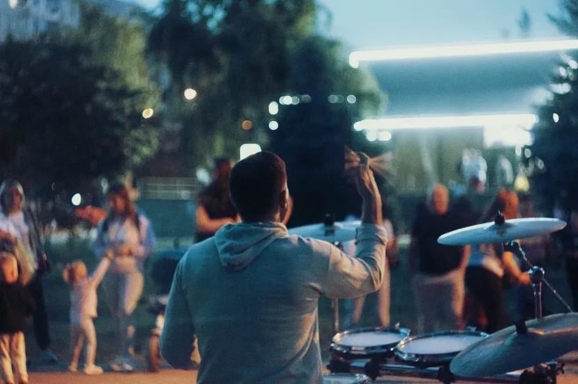 Обучение игре на барабанах: от основ ритма до любимых песен!