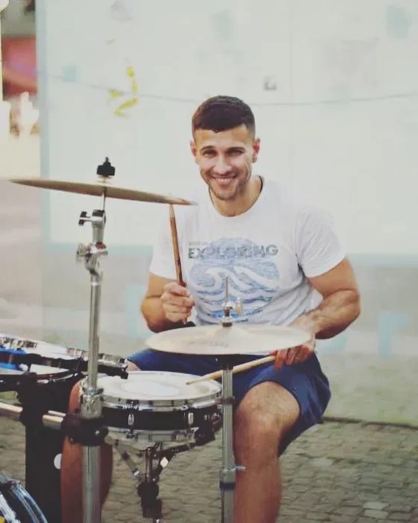 Обучение игре на барабанах: от основ ритма до любимых песен!