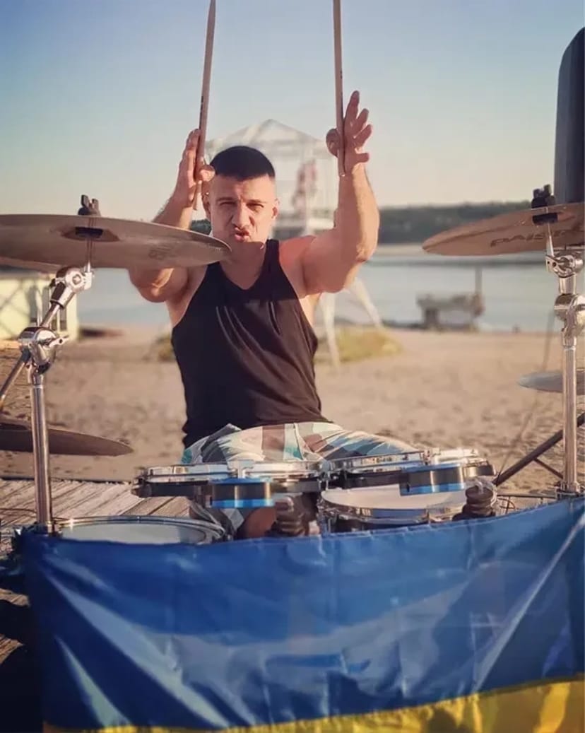 Обучение игре на барабанах: от основ ритма до любимых песен!