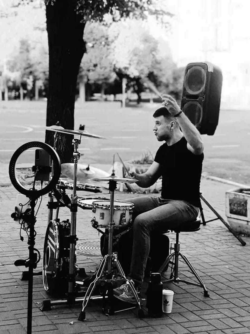 Обучение игре на барабанах: от основ ритма до любимых песен!