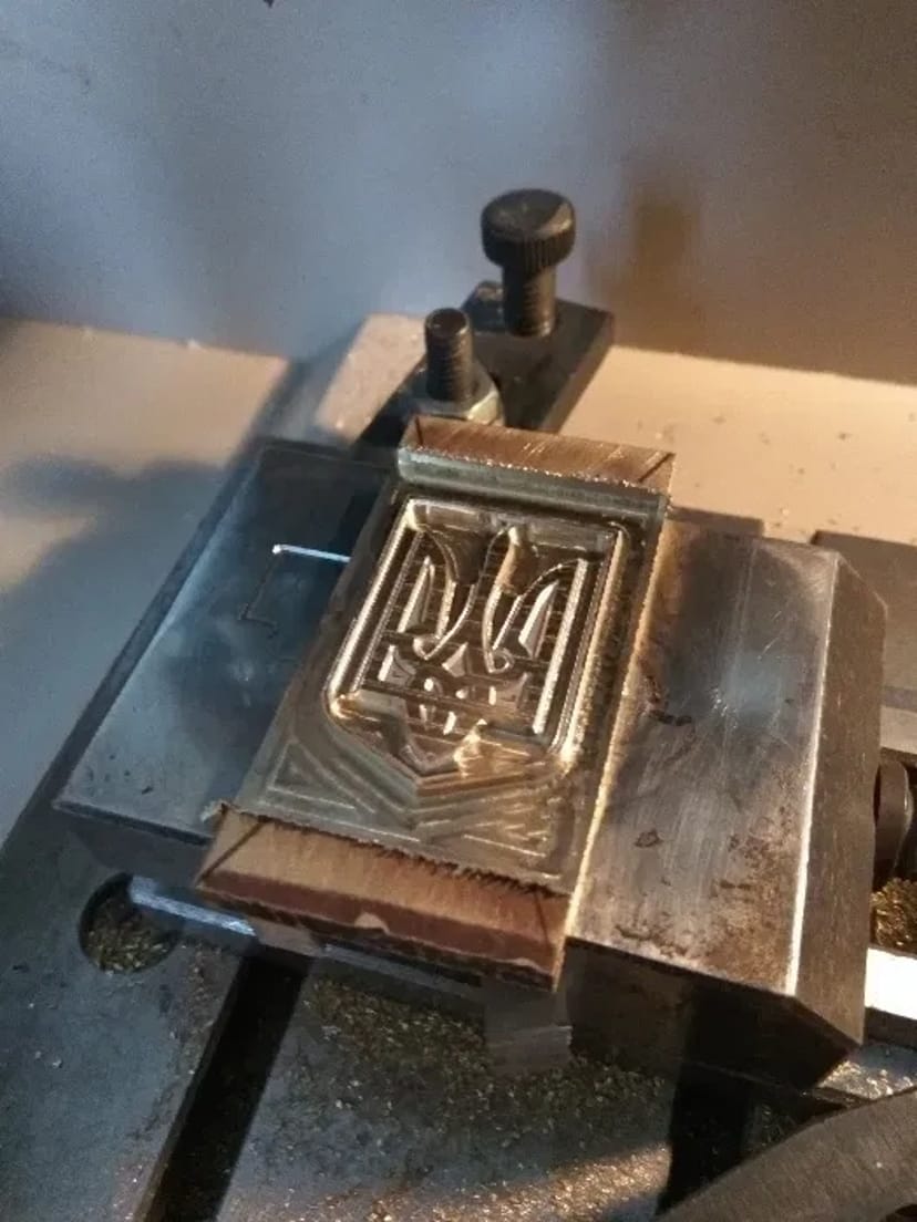 Гравірування змінних плашок для пломбіраторів, а також латунних печаток.