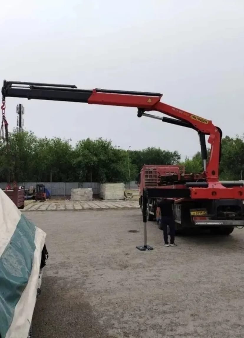 Кран-маніпулятор для транспортування та вивантаження важких вантажів