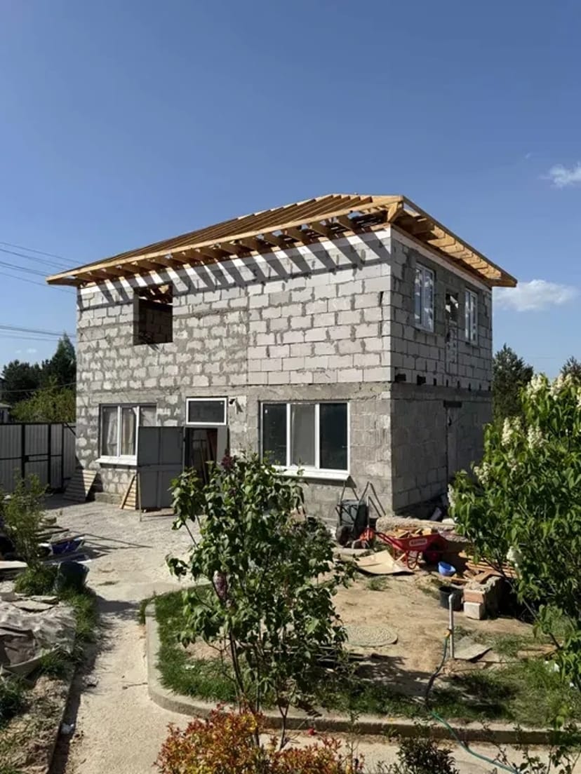 Будівельні роботи, реконструкція, фундаменти, кладка, покрівлі.