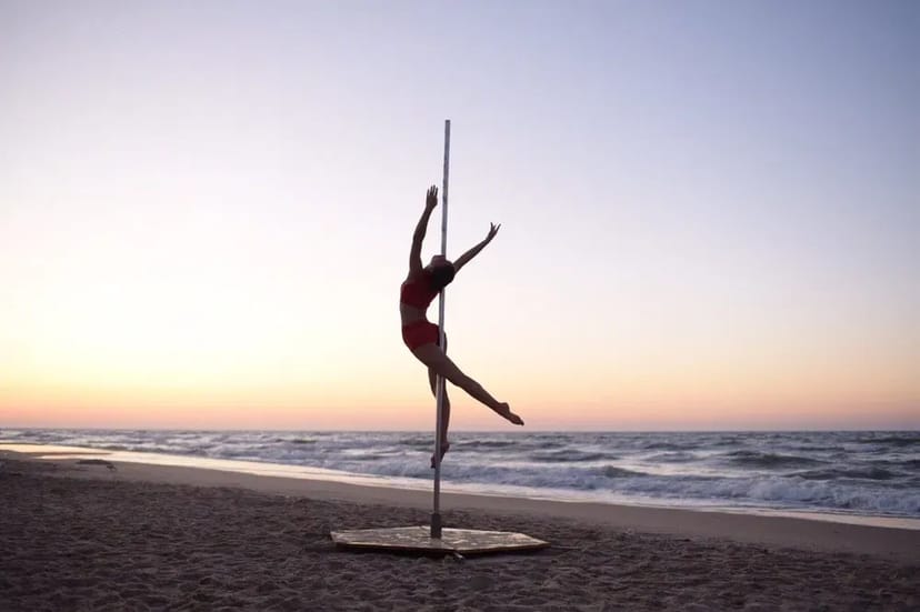 Пилон с подиумом 1500 грн.