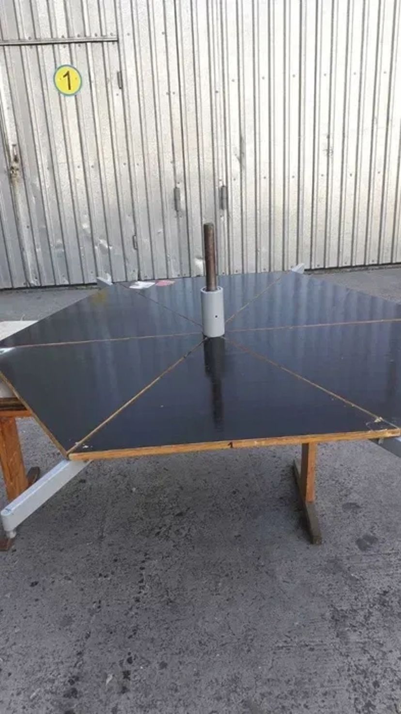 Пилон с подиумом 1500 грн.