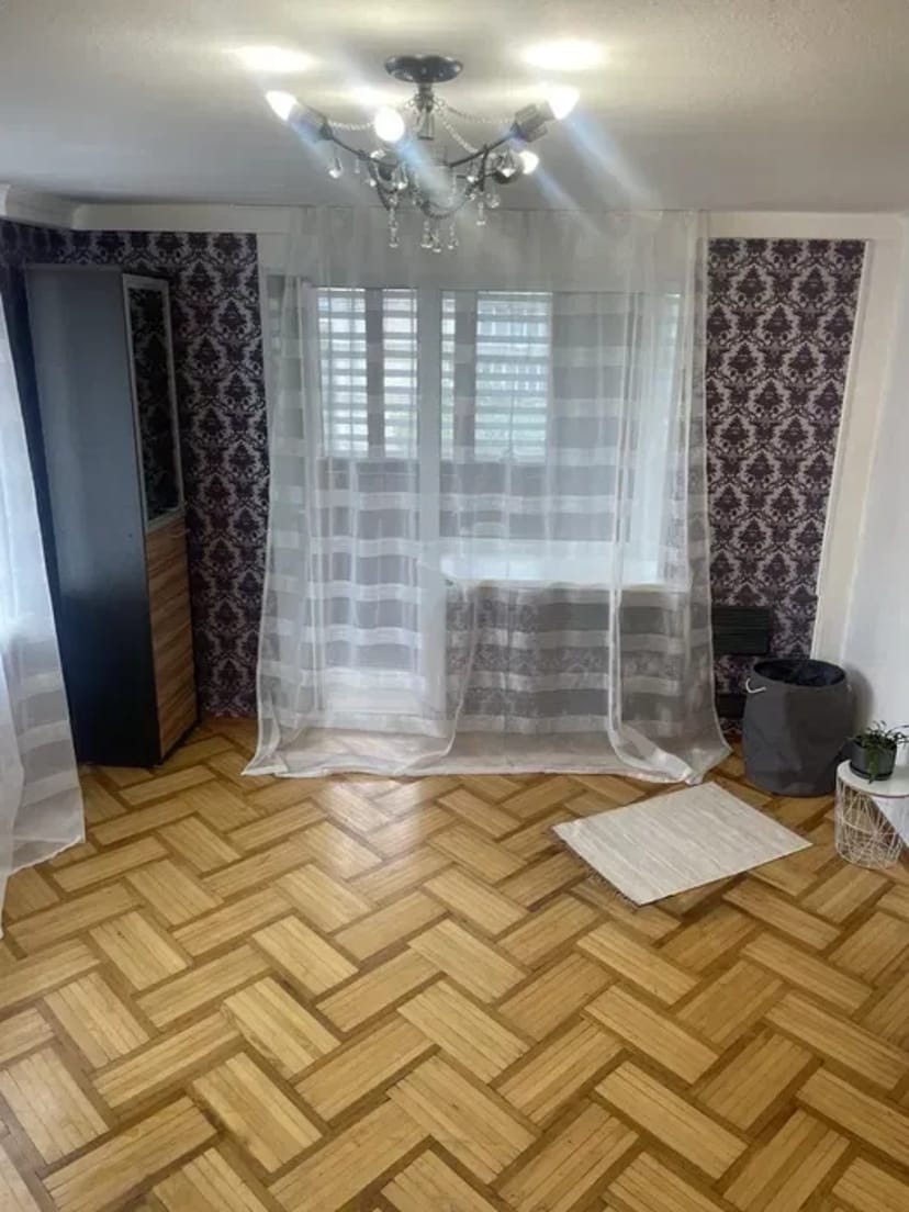 Трикімнатна квартира біля метро Мінська