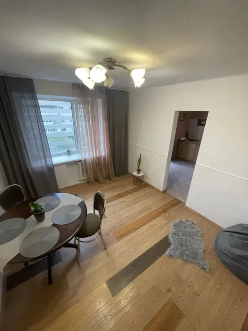 Трикімнатна квартира біля метро Мінська