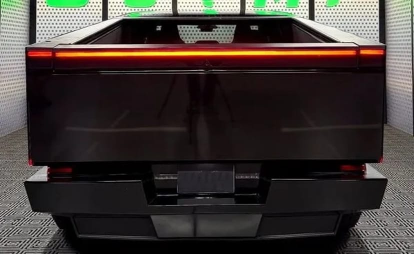 351 Tesla Cybertruck чорний без водія на фотосесію зйомки на фотосесію