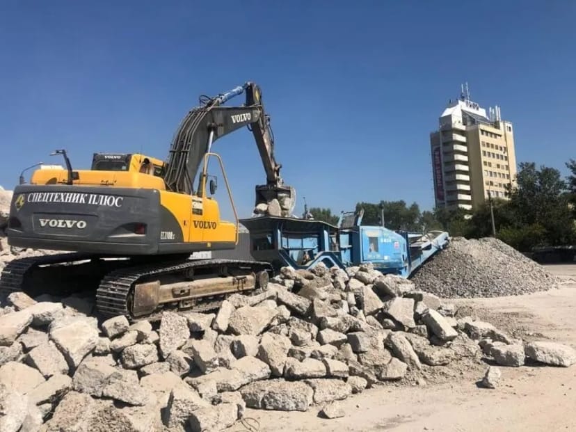 Гусеничний екскаватор в ідеальному стані