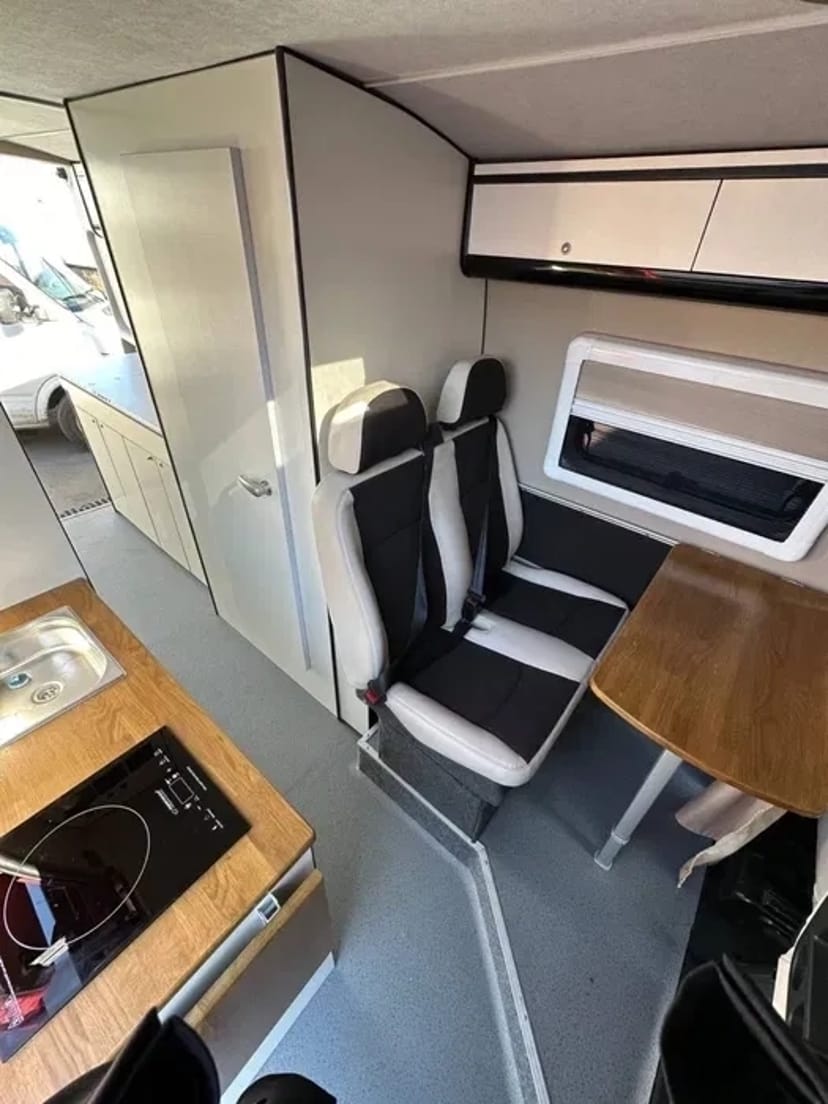 Переобладнання авто під ключ: спецтранспорт, пасажирські, катафалки, будинки на колесах.