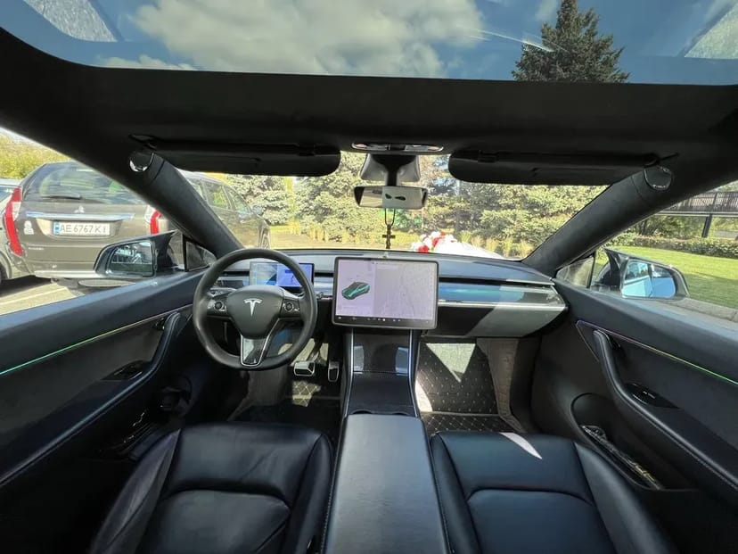 Авто на ваше свято Tesla MY