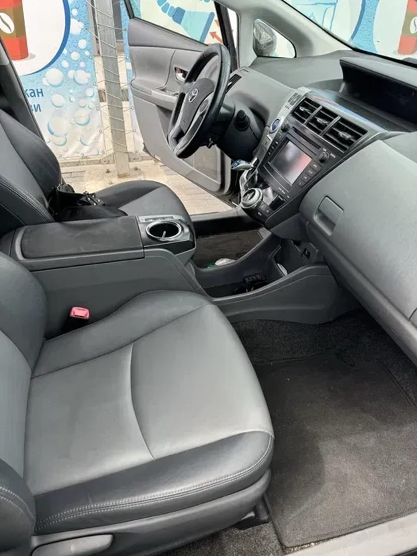 Авто toyota prius гібрид газ 6 літрів 100 км
