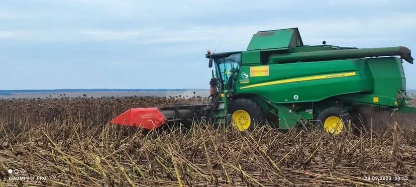 Збирання врожаю пшениці та соняшника