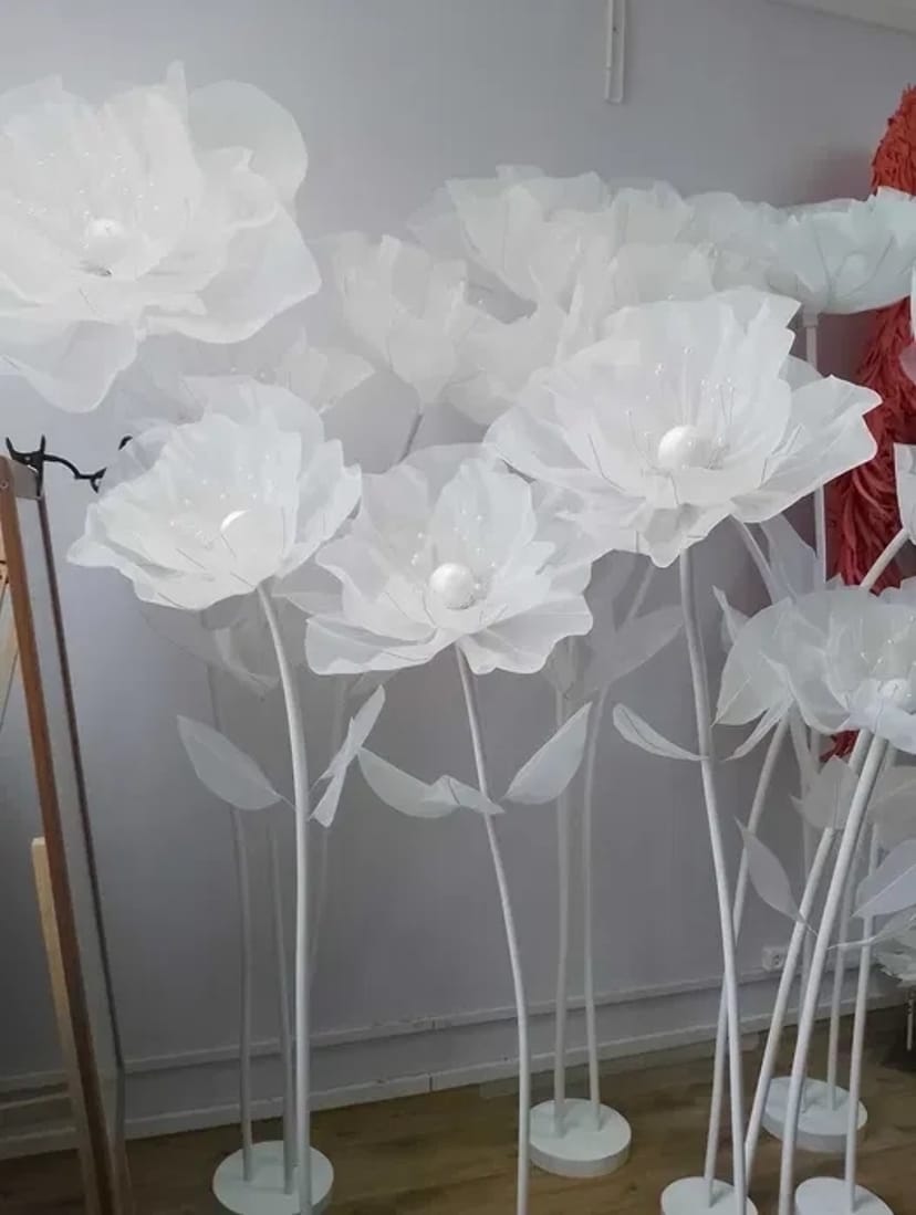 Декор , оформлення свят, вітрин, фасаду.