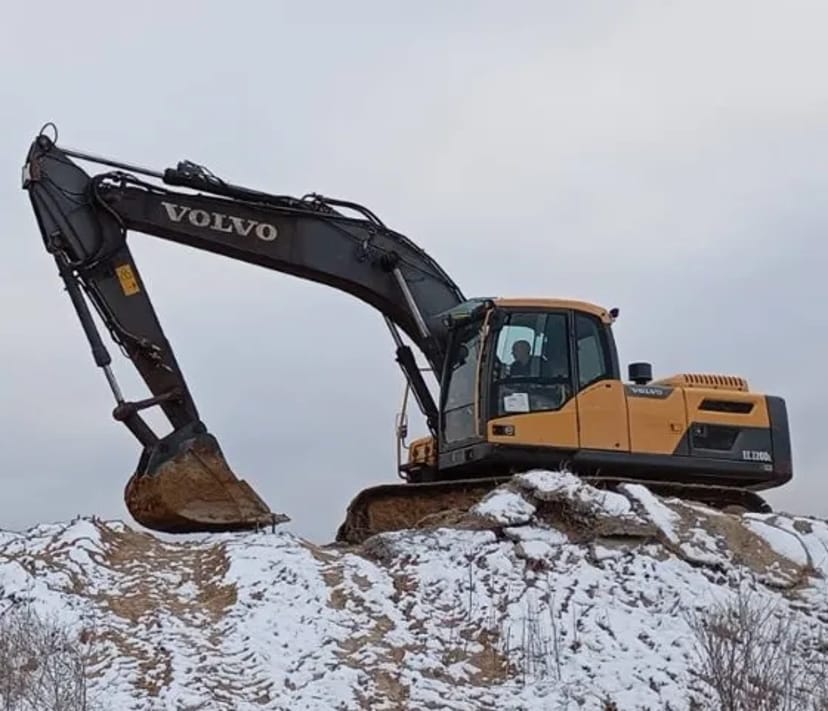 Послуги повно поворотного екскаватора VOLVO 220