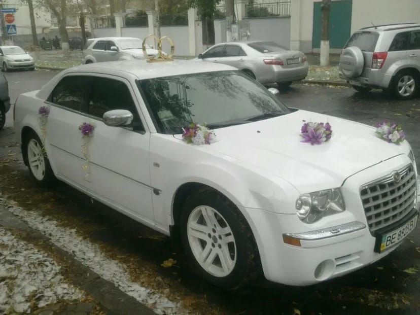 Белоснежный Крайслер 300С обслужит вашу свадьбу или другие торжества