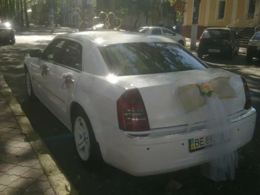 Белоснежный Крайслер 300С обслужит вашу свадьбу или другие торжества