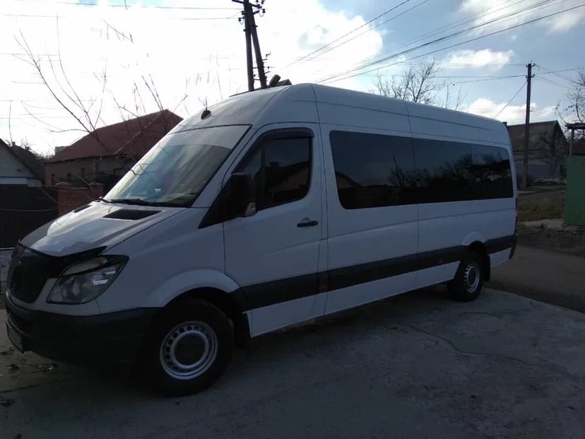Комфортний мікроавтобус, чистий, доглянутий.