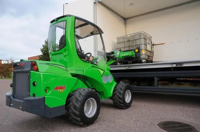 Міні навантажувач Avant Bobcat 