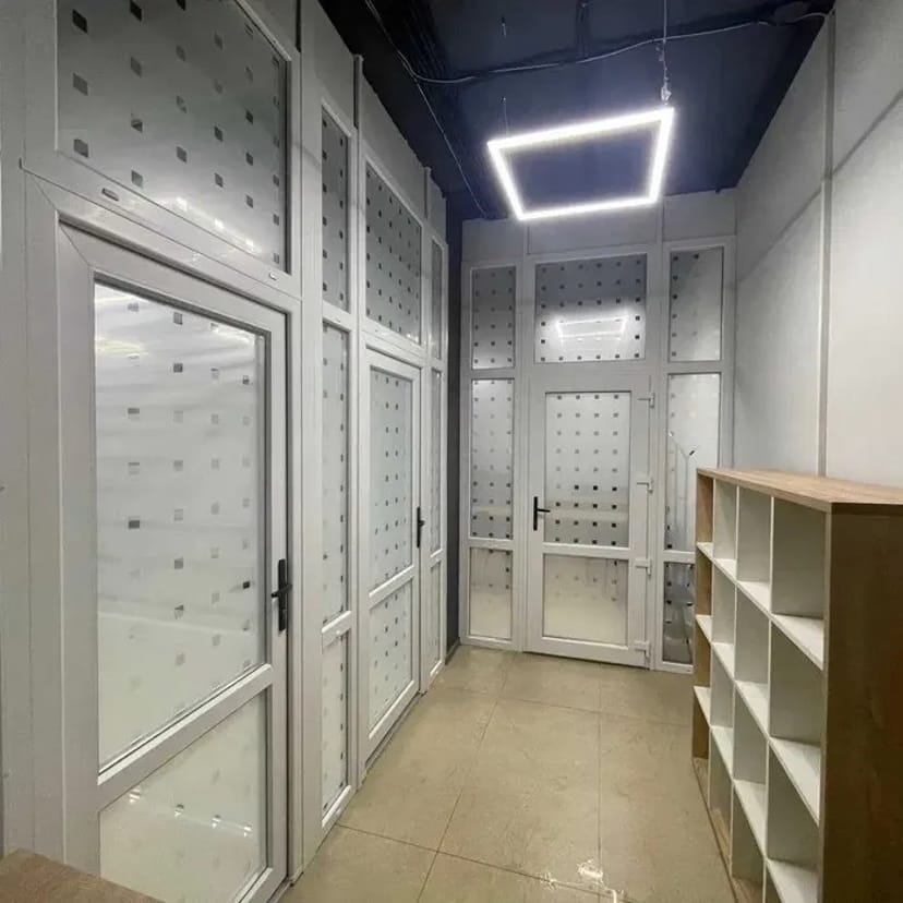 Монтаж плівок на вітрини, торг. обладнання, монтаж банерів, вивіски