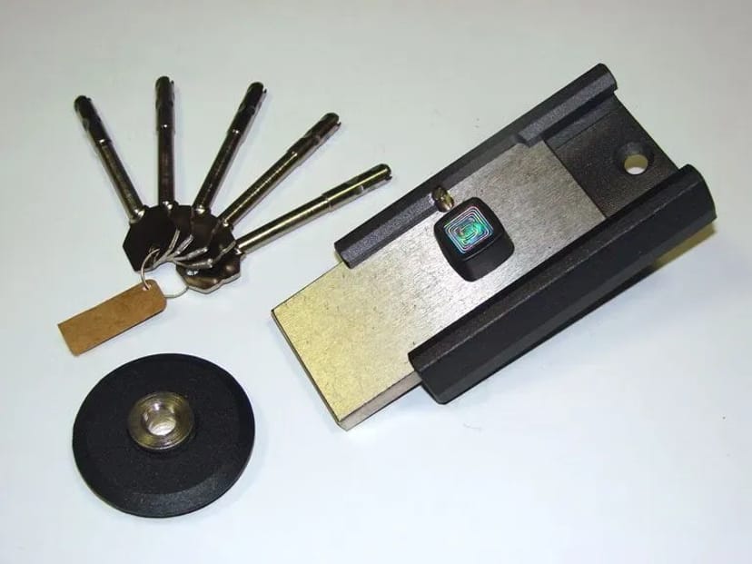 Замена дверных замков.установка новых.служба вскрытия замков, дверей.