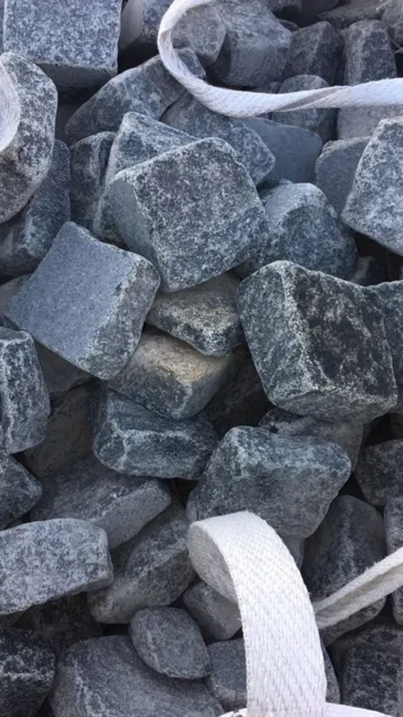 Бруківка. Стежки з натурального каменю (граніт) міцні та надійні