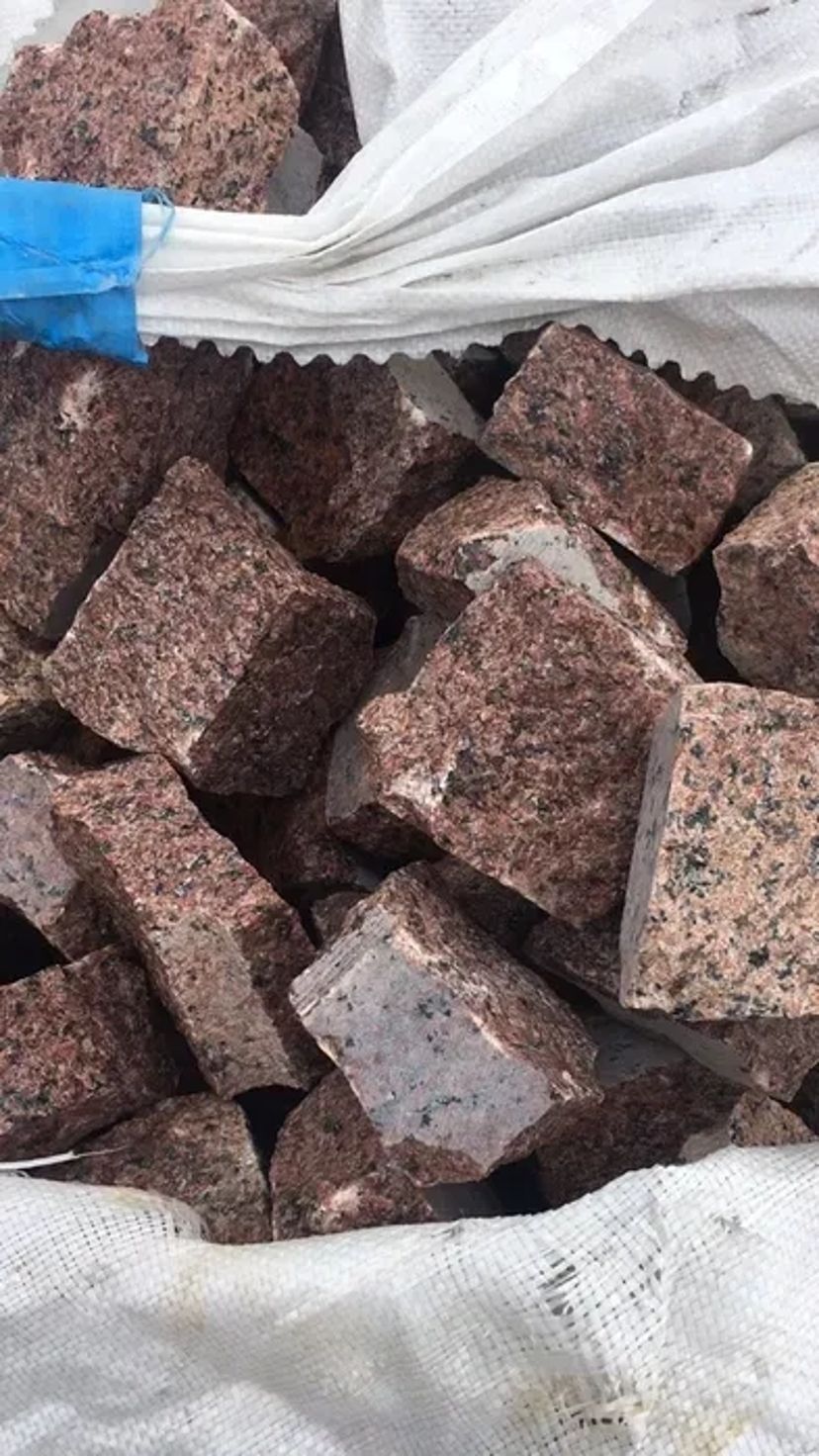 Бруківка. Стежки з натурального каменю (граніт) міцні та надійні