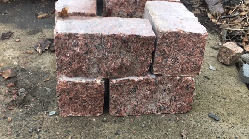 Бруківка. Стежки з натурального каменю (граніт) міцні та надійні