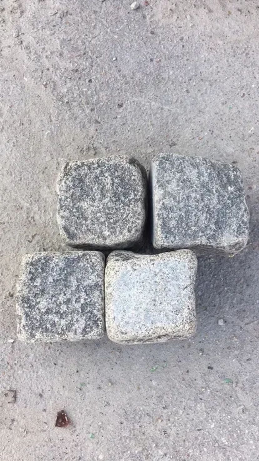 Бруківка. Стежки з натурального каменю (граніт) міцні та надійні