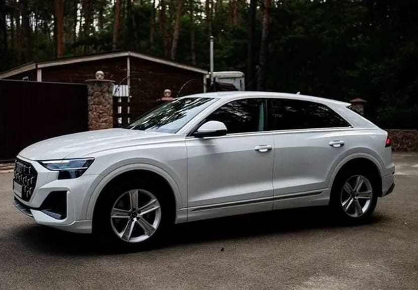 041 Позашляховик Audi Q8 біла без водія 