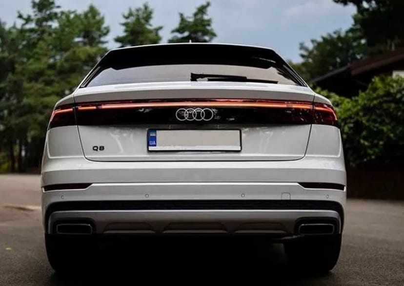 041 Позашляховик Audi Q8 біла без водія 