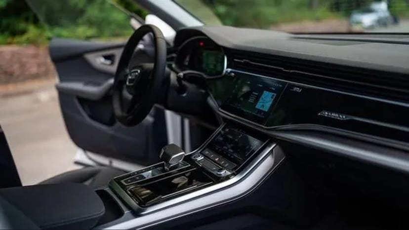 041 Позашляховик Audi Q8 біла без водія 