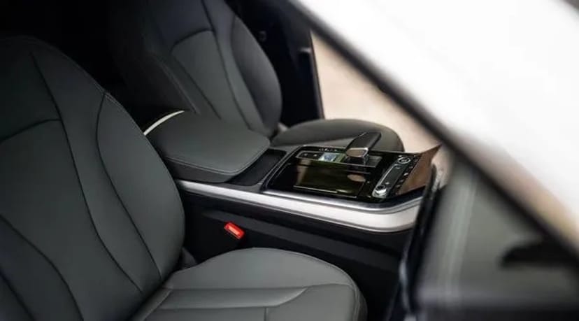 041 Позашляховик Audi Q8 біла без водія 