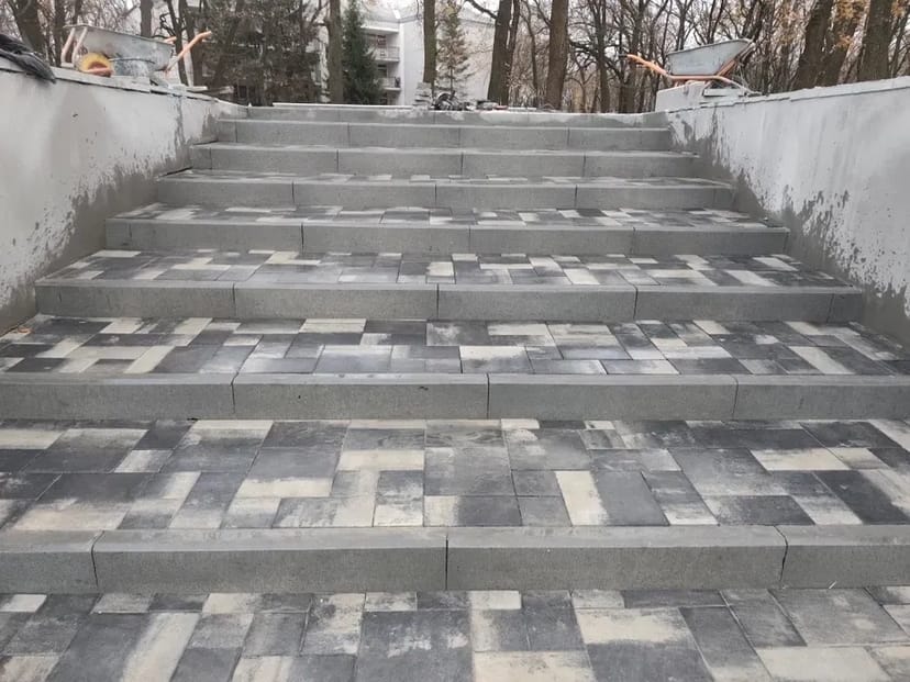 Профессиональная Укладка Тротуарной Плитки: Цена от 250 грн. за м². Качество и Гарантия!