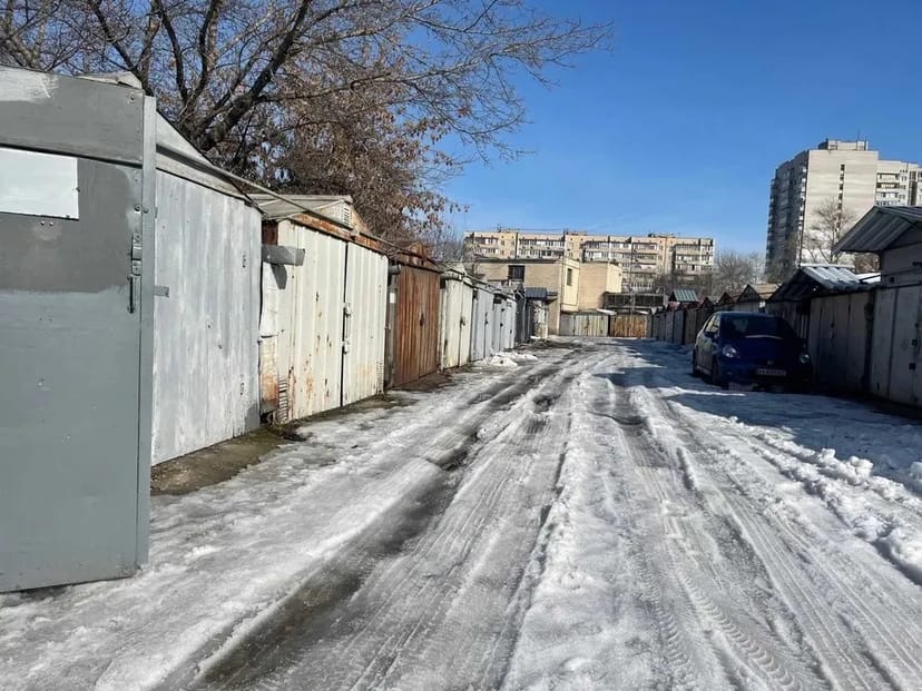 Просторий гараж з витяжкою та погрібом